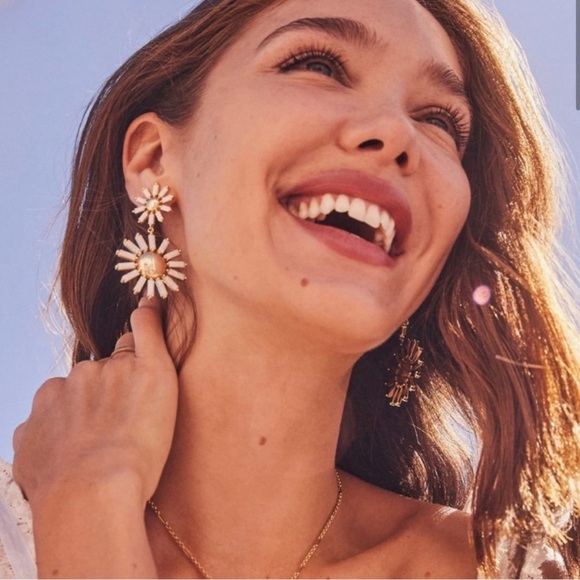 Kendra Scott Madison Daisy Pink Opal Crystal Earrings - Picture 7 of 8